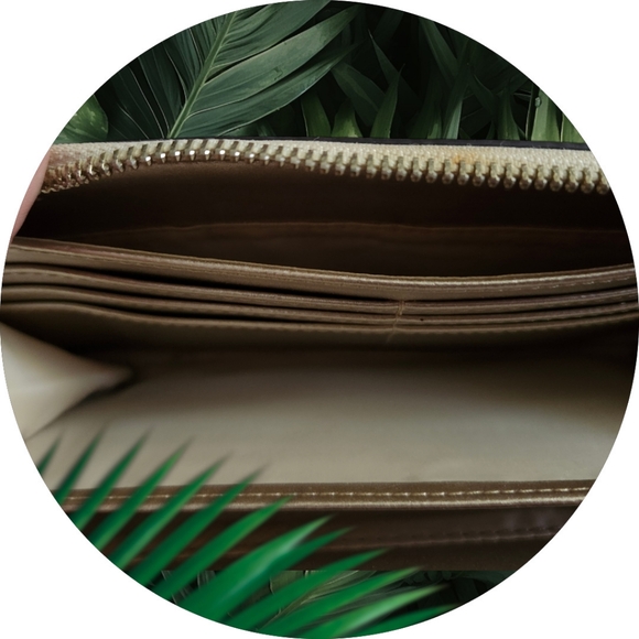 GUESS ZIP AROUND 3 COMPARTMENT WALLET/WRISTLET/CLUTCH w/PHONE POCKET🩷 EUC - Picture 7 of 10